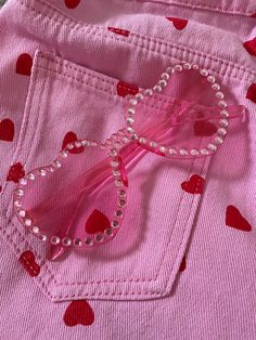 Harry Styles Heart Glasses Love On Tour, Taylor Swift Heart Glasses Lover, Harry Styles Glasses Heart, Pink Details Outfit, Hslot Pink Outfits, Heart Festival Outfit, Pink Love On Tour Outfits, Love On Tour Fit Ideas, Lover Ts Outfits