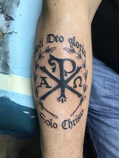 a man with a tattoo on his leg that says, detroit deo glota