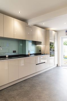 Image of a white handleless modern kitchen with a statement green splashback. Backsplash Modern Kitchen, Kitchen Backsplash Modern, Kitchen Ideas Green, White Glossy Kitchen, Green Kitchen Backsplash, Glossy Kitchen, Fitted Kitchens, Gloss Kitchen, Handleless Kitchen