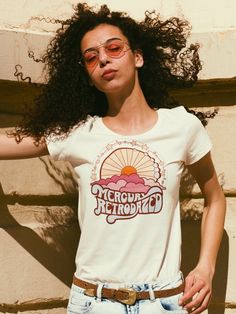 Hippy Tshirt, Womens Graphic Tees Vintage, Hippie Tshirt, Vintage Style 70s, Rad Clothes, Bohemian Diesel, Womens Graphic Tees, Pocket Tees, Hippie T Shirts