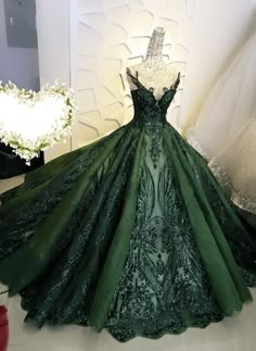 Dress Sweet 16, Green Ball Gown, Vintage Ball Gowns, Ball Gown Prom Dress, Pretty Quinceanera Dresses, Quince Dress, Quince Ideas, Tulle Ball Gown, Prom Dress Inspiration