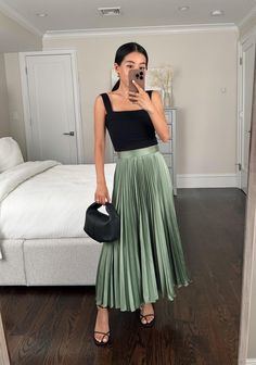 Pleated Skirt Outfit Formal, Satin Pleated Skirt Outfit, Green Pleated Skirt Outfit, Long Pleated Skirt Outfit, Pleated Skirt Outfit Summer, Pleated Maxi Skirt Outfit, Green Satin Skirt, Green Skirt Outfits, Satin Pleated Skirt