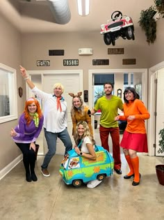 Halloween group costume scoody doo Groups Of Six Halloween Costumes, 4 People Costumes Halloween, 70s Group Costume Ideas, Halloween Costumes For Girl Groups Of 5, Group Funny Costumes, Dynamic Group Costumes, Diy Costume Group, Halloween Costume For 7 People, Four Halloween Costumes Group Of