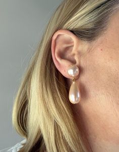 These earrings are a beautiful example of 1970s design, featuring pale pink faux pearl dangles. The soft pastel tone of the pearls and the teardrop shape create an elegant and feminine look, perfect for special occasions. The comfortable clip-on style is typical of vintage earrings from this era, designed for ease of wear without compromising style.  The combination of the round pearl at the top and the elongated teardrop below provides a balanced, elongated silhouette, enhancing the face. Piece Pink Teardrop Pearl Earrings For Formal Occasions, Pink Teardrop Pearl Earrings, Elegant Pink Teardrop Pearl Earrings, Vintage Teardrop Pearl Earrings, Vintage Teardrop Pearl Drop Earrings, Cream Pearl Drop Earrings For Formal Occasions, Feminine Teardrop Pearl Earrings For Formal Events, Feminine Teardrop Pearl Earrings For Formal Occasions, Feminine Teardrop Pearl Drop Earrings