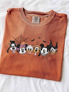 October Disney Shirts, Spooky Disney Shirts, Mickey Mouse Halloween Shirt, Mickey Halloween Shirt, Best Disney Outfits For Women, Friends Tshirt Ideas, Disneyland October Outfits, Fall Disney Shirts, Sahm Aesthetic