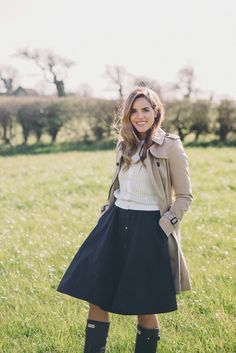 Full navy skirt + Chunky knit + tall boots Trench Outfit, Hunter Boots Outfit, Preppy Mode, Peter 3, Fall College Outfits, Ireland Trip, Burberry Trench, Theory Dress