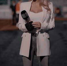 Reporters Aesthetic, Fashion Journalist Outfits, Reporter Outfits Women, New Reporter Aesthetic, Reporter Aesthetic Girl, Journalist Outfit Reporter, Reporter Outfit, News Reporter Aesthetic, Tv Reporter Aesthetic