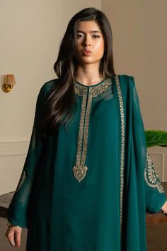 3 Pieces Stitched Emerald GreenGeorgette Chiffon Suit:An aesthetically appealing composition is portrayed on this classy Georgette Chiffon ensemble rendered in a emerald green hue, with embroidered neckline and crystal details, paired with Bamber Raw Silk inner, loose-fit Bamber Raw Silk pants, and embroidered Georgette chiffon dupatta.Wash Care: Dry Clean Only Online Dress Shopping Pakistan, Zara Shahjahan Casual, Green Pakistani Dress, Pakistani Suits For Women, Pakistani Formal Wear, Sara Clothes, Desi Party, Pleats Fashion