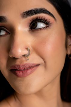 This diamond nath (nose ring) for women with pierced nostrils is an easy to wear item that goes safely through your piercing and clicks into the lock to form a comfortable sitting on your nose. It has an elusive traditional feel about it and is great for any big traditional occasion like weddings, sangeet, religious & spiritual gatherings. Give it a go if you are someone with a flair for big statement pieces. This jewelry comes with a diamond certificate from Solitaire Gemological Lab & a pretty Indian Style Nose Ring, Nose Rings For Women, Big Nose Rings, Afghani Nose Ring, Indian Face Jewelry, Diamond Nath Nose Rings, Nose Ring For Big Nose, Hairstyles For Big Faces For Women, Nose Ring Aesthetic Indian