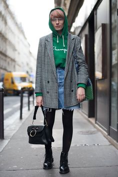 Moda Denim, Walking Down The Street, Rock Outfit, Moda Paris, Paris Fashion Week Street Style, December 16, Cooler Look, Street Style Trends, Next Clothes