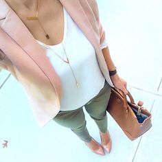 This look is definitely Spring! Chic Blazer Outfit, Causal Chic, Outfit Mit Blazer, Working Outfit, Work Outfits Frauen, Style Désinvolte Chic, Mode Tips, Outfit Work, Spring Work Outfits