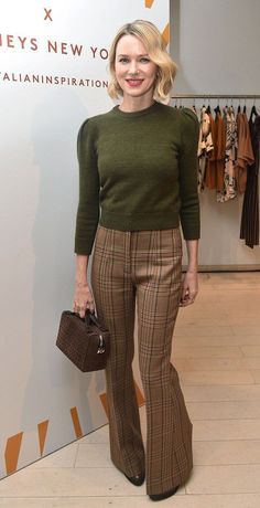 Career Women, Work Outfit Ideas, Work Chic, Effortless Beauty, Naomi Watts, Classy Work Outfits, Stylish Sweaters, Plaid Pants, Classic Outfits