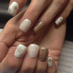 Gold Snowflakes Gold Holiday Nails, Emerald Nails, White And Silver Nails, Christmas Gel Nails, Nails White, Sparkle Nails, Dipped Nails, Silver Nails, Xmas Nails