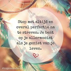 a dream catcher with a quote written on it that says stop met alltid en overal perfecte na te strevenn