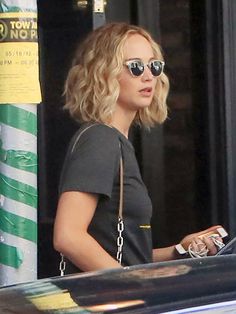 SHADY LADY Jennifer Lawrence Short Hair Bob, Jennifer Lawrence Bob Haircut, Jennifer Lawrence Wavy Hair, Eva Longoria Husband, Short Curly Hair Blonde, Jennifer Lawrence Bob, Jennifer Lawrence Short Hair, Jennifer Lawrence Street Style, Jennifer Lawrence Hair