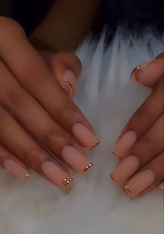 Natural Nails White Tip, Short Classy Birthday Nails, French Tip Nails Gold Accent, Job Interview Nails Ideas, Gold Nail Designs Square, Nail Ideas For Formal Event, Short Classy Nails Natural, Nail Art Designs Orange Color, Nail Art Designs Natural Nails