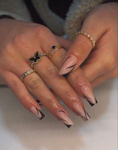 Nail Inspo Black Design, Square Nail Designs New Years, Minimalist Coffin Nail Design, Black Detailed Nails, Square Nails Ideas Black, Black And White Line Nails, Most Wanted Tour Nails, Classy Nails Black, Nails That Go With Black Dress