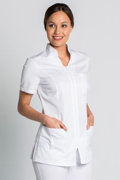 Chaqueta,farmacia, parafarmacia, fisioterapia, residencia, estética, peluquería Best Uniforms, Scrubs Nursing Uniforms, White Scrubs, Doctor Outfit, Short Blanc, Scrubs Outfit, Medical Outfit