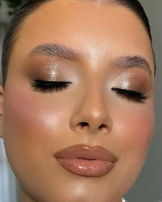 Glowin ✨✨✨ Soft Glam Makeup Eye Shadow, Satin Dress Makeup, Bridal Makeup Glitter, Soft Glam Eyeshadow Looks, Champagne Makeup Look, Client Makeup, Sparkly Makeup, Metallic Eyeshadow, Eye Looks