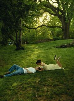 Couple Photo Aesthetics, Romantic Picture Couple, Vintage Romantic Photos, Vintage Photography Couples, Photography Couple Aesthetic, Wholesome Love Aesthetic, Couple In Park Aesthetics, Cottage Couple Photoshoot, Movie Photography Aesthetic