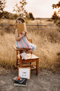 First Day Of School Mini Session, First Day Of School Photoshoot Ideas, Fall Preschool Pictures Ideas, Back To School Session Photo Shoot, Back To School Kindergarten Photoshoot, Back To School Photography Ideas, Vintage School Photoshoot, Preschool School Pictures, Kids School Photoshoot Ideas