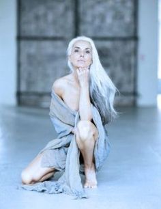 Age is only a number - elderly photography ideas 60 Year Old Woman Photoshoot, Senior Models Woman, Elderly Woman, Women In Their 50s Aging Gracefully, Older Women Photoshoot Ideas, Beautiful Old Lady, Old Woman, Long Gray Hair Over 50, Long Hair Over 60 Aging Gracefully