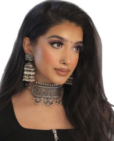 Makeup Look For Black Saree, Kohl Eyes Indian, Indian Makeup Looks Natural, Garba Makeup Look, Desi Makeup, Indian Skin Makeup, Ethnic Makeup, Indian Makeup Looks, Dance Makeup