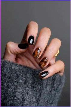 Animal prints have long been a fashion staple, from leopard to cheetah patterns in clothing, and now this trend has made its way to nail art. We’re also seeing a variety of animal inspired designs on nails, including crocodile, tortoise shell, and even leopard prints, adding a wild and edgy twist to manicures. #nailtrends #animalprintnails Cute Short Gel Nails Winter, Tortoise Nail, Leopard Nail Designs, Cheetah Nail Designs, Best Press On Nails, Nagellack Trends, Cheetah Nails