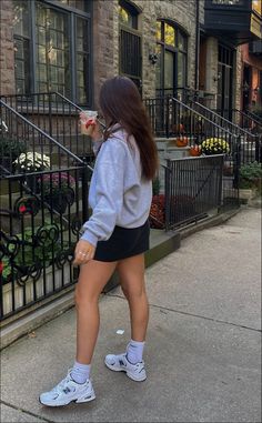 City Outfit Inspo Summer, Spring Tennis Skirt Outfits, New Balance Shoes And Dress Outfit, Tennis Skort Outfit Street Style, Tennis Dress Outfit Fall, Black Skirt Tennis Shoes Outfit, Tennis Skirt Athleisure, Preppy Tomboy Aesthetic, Casual Fall Athleisure