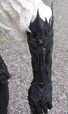 Drow bracers by Sharpener  http://sharpener.deviantart.com/art/Drow-Bracers-94202071?q=favby%3Aemasqueradegallery%2F1486548=712 Armadura Medieval, Leather Armor, Gothic Steampunk, Fantasy Costumes, Fantasy Armor, Armor Concept, Medieval Fantasy, Fantasy Clothing