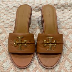 Worn A Couple Of Times! Very Comfortable Shoes! Excellent Conditions! No Damage Or Stains! Smoke-Free And Pet-Free Home Questions? Leave A Comment Below! Thank You Short Heels, Tory Burch Shoes, Brown Gold, Comfortable Shoes, Women's Shoes Sandals, Leather Sandals, A Couple, Tory Burch, Shoes Sandals