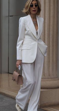 Susi Rejano, Corporate Attire Women, Classy Business Outfits, Business Professional Outfits, Business Attire Women, Elegante Y Chic, Corporate Attire, White Suit, Stylish Work Attire