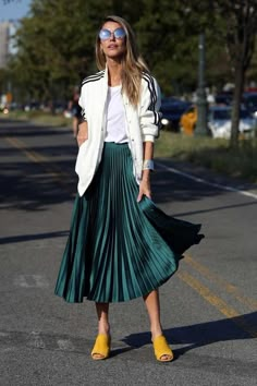 Green Pleated Skirt, Nyfw Street Style, Yellow Shoes, Fashion Weeks, Mode Inspo, Fashion Week Street Style, White Jacket, 가을 패션, Street Style Looks