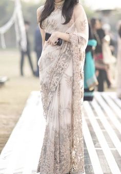 Off White Saree Party Wear, Simple Sarees Classy, Modest Saree, Farewell Sarees, Theatrical Romantic, Pengantin India, Feminine Dresses, Blouses Designs