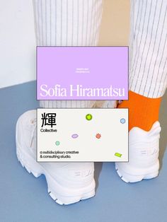 there is a sign that says softa hiranatsu on the bottom of someone's feet