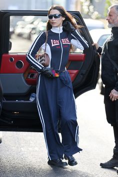 Bella Hadid Sweatpants, Bella Hadid Street Style 2023, Bella Hadid Outfits 2023, Bella Hadid Style Winter, Bella Hadid 2023, Bloke Core Outfits Woman, Bella Hadid Airport, Bloquette Core Outfit