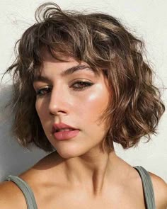 31 Trendiest French Bob Haircuts You'll Want to Try French Bobs, Wavy Layered Hair, Chin Length Haircuts, Dunner Wordend Haar, Short Choppy Haircuts, Wavy Bob Haircuts, Short Wavy Bob, French Bob, Haircut Inspo