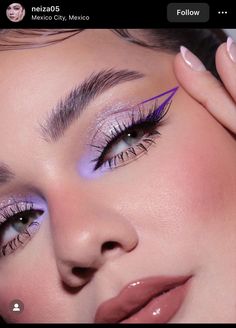 Really Easy Makeup Looks, Eyeshadow Looks Without Lashes, Wet Liner Looks, Light Blue Eyeliner, Purple Eye Look, Makeup Winter, Purple Eyeshadow Looks, Make Up Designs