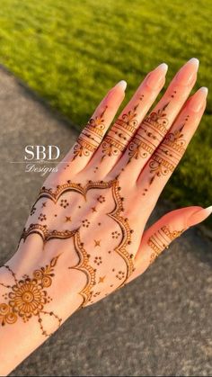 a woman's hand with henna on it and the words sbd written in arabic