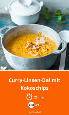 curry - linse - dal mitt kokoschips in a bowl with spoons on the side