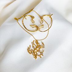 A timeless set of earring cuffs fine enough for a ball! Beautiful floral gold tone earring cuffs and necklace inspired by the Beauty and the Beast 2017 movie! The set includes earrings and necklace or buy items separately! All items come in a white gift box. Looking for other accessories inspired by other characters? See other listings in my shop! Beauty And The Beast Movie 2017, Earring Cuffs, Beauty And The Beast 2017, Belle Necklace, Beauty And Beast Wedding, Gold Earrings For Kids, Beauty And The Beast Movie, The Beauty And The Beast, Diamond Earrings Design