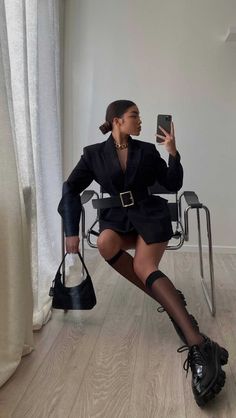 Suit Jacket Dress Outfit, Size 12 Street Style, Classy Outfits With Boots, Blazer As Dress Outfit, Outfit Cuir, Blazer Boots Outfit, Blazer Dress With Boots, Cool Night Out Outfit, Black Blazer Dress Outfit