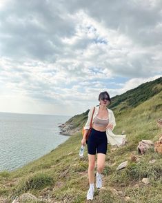 Korean Vacation Outfit, Hiking Beach Outfit, Mountains Outfits Summer, Hiking Ootd Summer, Beach Hiking Outfit, Korean Camping Outfit, Korean Hiking Outfit, Outfit Ideas For Hiking Summer, Mountain Outfits Summer