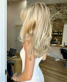 Natural Look Blonde Hair, Blonde Hair With Lots Of Layers, Natural Blond Highlight, Blonde Creamy Hair, Honey Blonde Hair Shadow Root, Bleach Blonde To Natural Blonde, Cool Toned Blonde Hair Highlights, Blond Highlights On Blond Hair, Highlight Hair Blonde