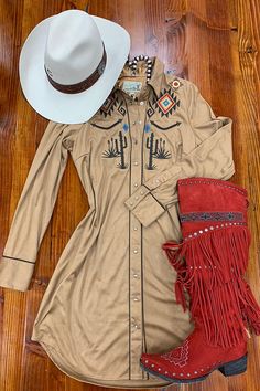 We have got the ULTIMATE #NFR fashion and outfit inspiration for you and all the outfits are built around Charlie 1 Horse Hats! This will get you so excited for NFR 2018! #cowgirlstyle #cowgirlfashion #cowgirloutfit Cowgirl Outfits For Women, Cowboy Outfit, Cowgirl Dresses, Shirt Collar Styles, Western Clothing