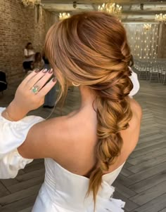 Bridal Hair Side Braid, Prenup Hairstyle, Braid Wedding, Mother Of The Bride Hair, Hair And Makeup Tips, Brunette Balayage Hair, Hair Braid Videos, Balayage Brunette, Hair Stylist Life