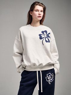 It is where sweet and sporty meet.This sweatshirt has a smooth look and feel. It is easy to layer and even easier to love. - Oversized fit and raglan shoulder - Front clover graphic detail - Ribbed neck, hem and cuffs- Relaxed fit and comfortable design- This easy layer is perfect for everywhere Sporty Drop Shoulder Sweatshirt For Spring, Sporty Drop Shoulder Spring Sweatshirt, Spring Sporty Drop Shoulder Sweatshirt, Spring Sporty Sweatshirt With Raglan Sleeves, Sporty Raglan Sleeve Sweatshirt For Loungewear, Sporty Raglan Sleeve Sweatshirt For Spring, Vest Outfits Aesthetic, Fashion Poster Design, Hoodie Vest