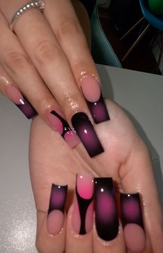 Gel Nails Black And Pink, Cute Easy Nails For Beginners, Aura Nails Black And Pink, Black Designs On Nails, Black And Pink Airbrush Nails, Nails Dark Colors Designs, Pink Black Nails Ideas, Simple Nails For Black Women, Get X Nails