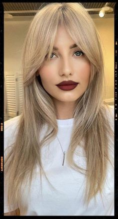 Beige Blonde Straight Hair with Curtain Bangs Straight Blonde Hair, Blonde Hair Inspiration, Trendy Short Hair, Haircuts Straight Hair, Long Blonde, Long Blonde Hair, Red Lipstick, Trendy Short Hair Styles