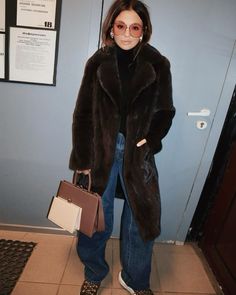 Brown Faux Fur Coat Outfit, Mink Coats Outfit, Brown Fur Coat Outfit, Fur Coat Outfit Casual, Capsule 2023, Faux Fur Coats Outfit, Street Style Outfits Casual, Fur Coat Outfit